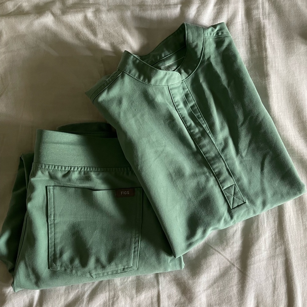 Figs rafaela top + Zamora bottoms